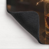 Funkensprühendes in einem Glas Whiskey Mousepad (Ecke)