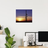 Funkmast bei Sonnenuntergang Poster (Heimbüro)