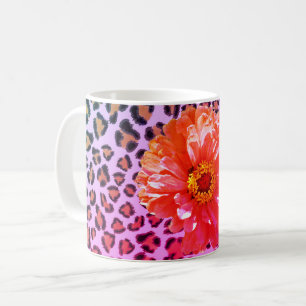 Funkrosa und orangefarbene Blüten mit Leopardenmus Kaffeetasse