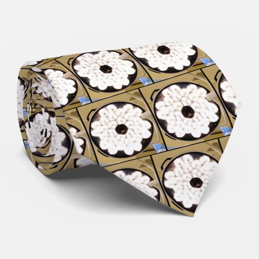 FUNKTIONIERENDE HELLE KRAWATTE (Gerollt)