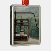 Funktionsmodell einer olivgrünen Presse Silbernes Ornament (Rechts)