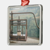 Funktionsmodell einer olivgrünen Presse Silbernes Ornament (Links)