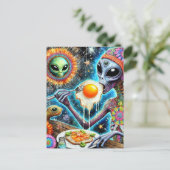 Funky Alien Eating Fried Eggs Postkarte (Stehend Vorderseite)