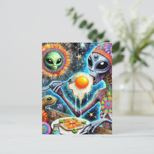 Funky Alien Eating Fried Eggs Postkarte (Stehend Vorderseite)