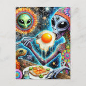 Funky Alien Eating Fried Eggs Postkarte (Vorderseite)
