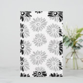 Funky Black and White Floral Briefpapier (Stehend Vorderseite)