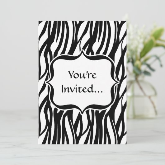 Funky Black/White Zebra Monogramm Einladung (Stehend Vorderseite)