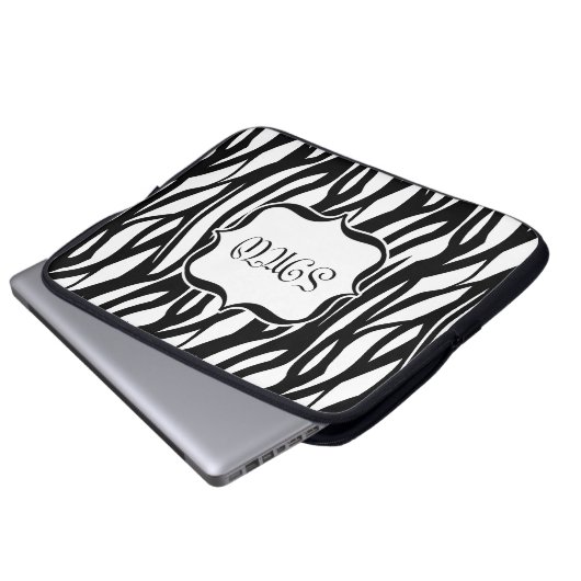 Funky Black/White Zebra Monogramm Laptopschutzhülle (Vorne Knopf)