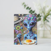 Funky Blue Alien Eating Fried Eggs Postkarte (Stehend Vorderseite)
