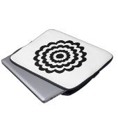 Funky Blume in Schwarzweiss. Laptopschutzhülle (Vorne Knopf)