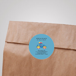 Funky Car on Move Ankündigung Runder Aufkleber