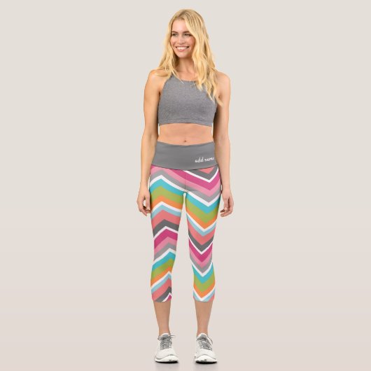 Funky Colorful Zickzack Patches Name Capri Leggings (Vorderseite)
