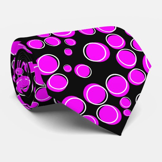 Funky Fuchsia Polka Dots auf schwarzer Krawatte (Gerollt)