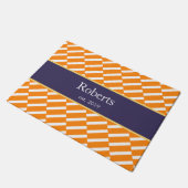 Funky Orange Pattern Family Name and Year Modern Fußmatte (Schrägansicht)