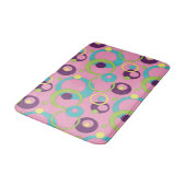 Funky Pink Circles Bath Mat Badematte (Schrägansicht)