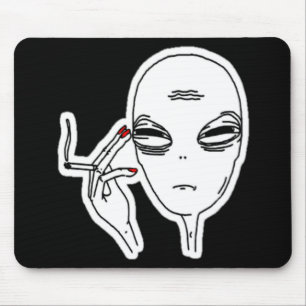 Funky-Rauchen-Alien mit roten Nägeln Mousepad