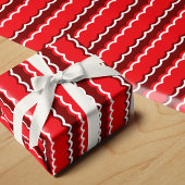 Funky Red and White Scallop Strip Geschenkpapier