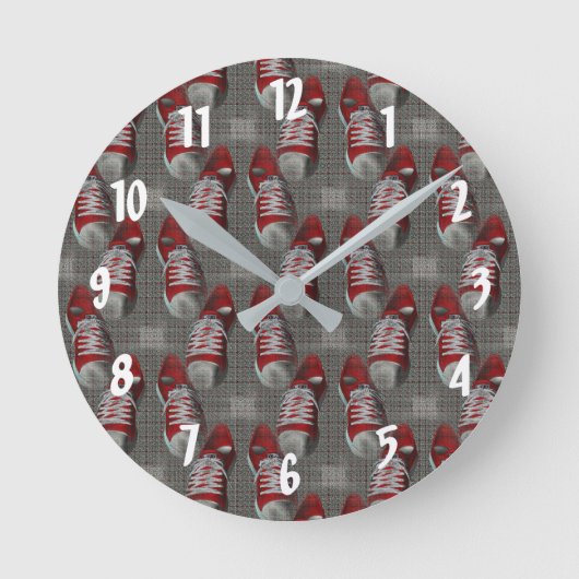 Funky Red Sneakers Abstract Design Runde Wanduhr (Vorderseite)