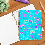 Funky Regenbogenstars Aqua Kids bunt Planer<br><div class="desc">Niedlicher ursprünglich entworfener Grafik- und Textname personalisierter Planer. Dieses helle Aqua, rosa, lila, weiß und warm hellgelb Text typografische Notizbuch-Planer mit grafischen Sternen und funky stylisierten Regenbogen können auch mit Ihrem eigenen kurzen Namen, liest derzeit Riley. Andere Namen sind verfügbar oder kontaktieren Sie mich für Namensanfragen. Originale Kunst und Design...</div>