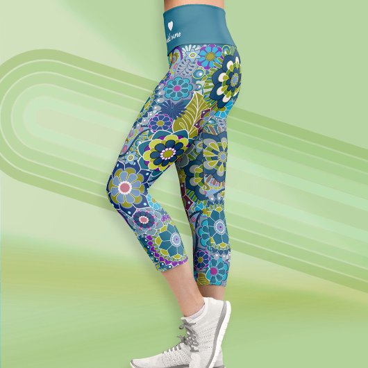 Funky Retro Blumenmuster mit Namen - aquamarin bla Capri Leggings