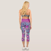 Funky Retro Blumenmuster mit Namen - lila blau Capri Leggings (Rückseite)