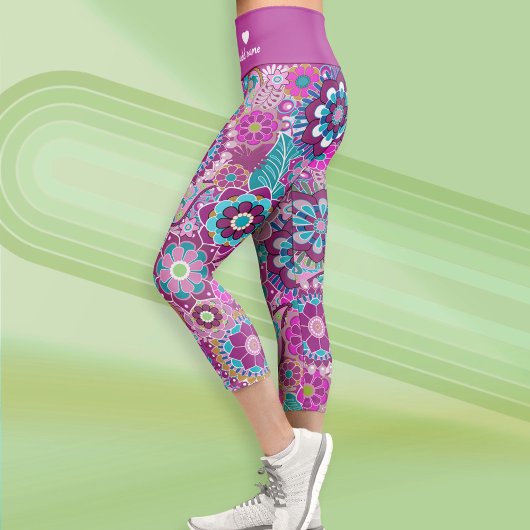 Funky Retro Blumenmuster mit Namen - lila blau Capri Leggings