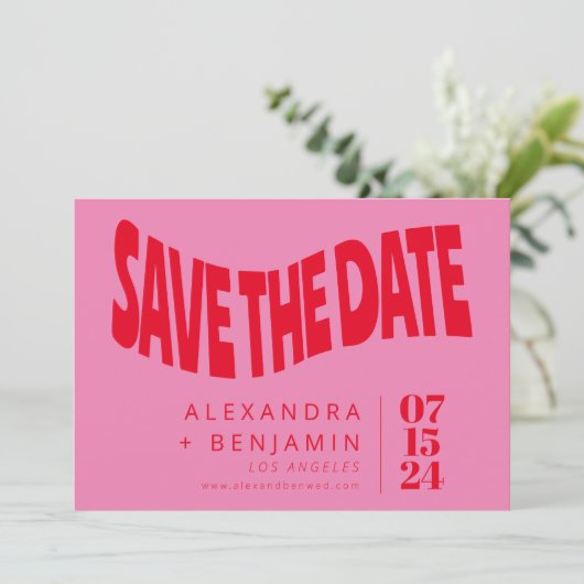 Funky Retro Mod Einzigartig Rosa und Rotes Foto Save The Date (Stehend Vorderseite)