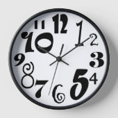 Funky schwarze Zahlen auf weiß Wanduhr (Vorderseite)