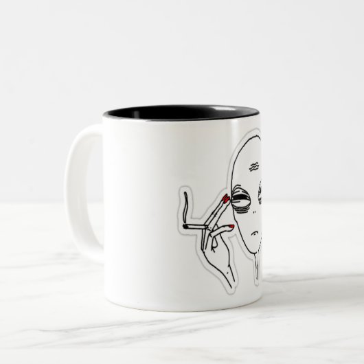 Funky Smoking Alien mit roten Nägeln Zweifarbige Tasse (Vorderseite Links)
