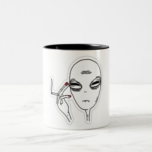 Funky Smoking Alien mit roten Nägeln Zweifarbige Tasse (Mittel)