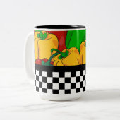 Funky Tri farbige Paprikaschoten und Checkerboard Zweifarbige Tasse (Vorderseite Links)
