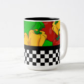 Funky Tri farbige Paprikaschoten und Checkerboard Zweifarbige Tasse (VorderseiteRechts)