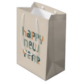 Funky Typografy Happy New Year Design Mittlere Geschenktüte (Rückseite Schrägansicht)