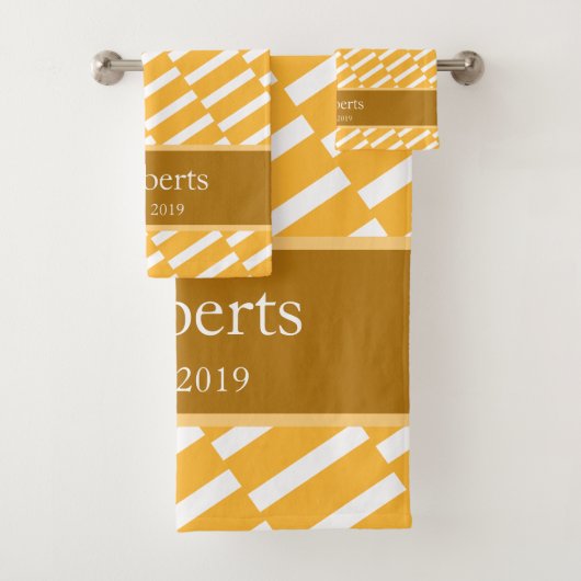 Funky Yellow Pattern Family Name and Year Modern Badhandtuch Set (Insitu)