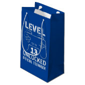 Funny 13th birthday level 13 unlocked gamers kleine geschenktüte (Rückseite Schrägansicht)
