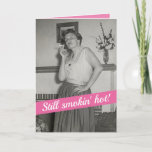 Funny 1950er Jahre Frauen, die Smokin' heißer Gebu Karte<br><div class="desc">Ein lustiges Vintages Foto einer Frau (meiner Mutter) aus den 50er Jahren mit einer Zigarette,  die versucht,  sexy auszusehen. Rauchen ist das,  was alle damals getan haben. Die Vorderseite sagt: "Noch immer rauchig heiß!" In der Karte steht: "Und man braucht nicht einmal Zigaretten. Herzlichen Glückwunsch zum Geburtstag!"</div>