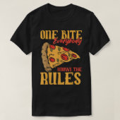 Funny 1 Bites Pizza Jeder kennt die Regeln für Ess T-Shirt (Design vorne)