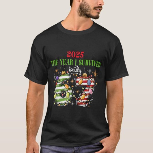 Funny 2025 The Year I Survived Barely 67 Christmas T-Shirt (Vorderseite)