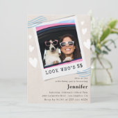 Funny 55. Geburtstag Einladungen Foto Look wer ist (Stehend Vorderseite)