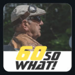 Funny 60 so, was Zitat Foto 60. Geburtstag Quadratischer Aufkleber<br><div class="desc">Funny 60 so,  was Zitat Foto 60. Geburtstag Sticker. Ein motivierend und lustiger Text 60 So was ist toll für eine Person mit einem Sinn für Spaß. Der Text ist in Gelb und Schwarz. Fügen Sie Ihr Foto hinzu. Sie können das Alter ändern.</div>