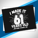 Funny 61. Geburtstag Zitat sarkastisch 61 Jahre al Postkarte<br><div class="desc">This funny 61st birthday design makes a great sarcastic humor joke or novelty gag gift for a 61 year old birthday theme or überraschung 61st birthday party! Feature "I Made it to 61 Years Old... Nothing Scares Me" funny 61st birthday meme that will get ets of laughs from family, friends,...</div>