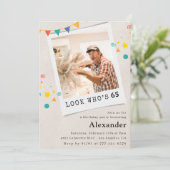 Funny 65. Geburtstag Einladungen Männer Spaß Foto (Stehend Vorderseite)