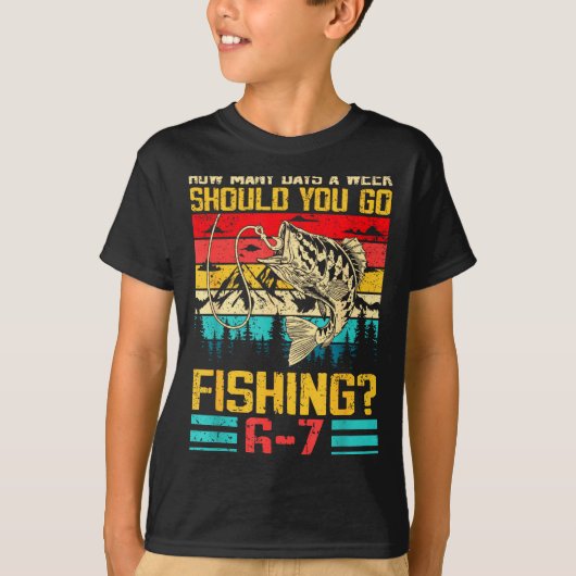 Funny 67 How Many Days A Week Should You Go Fishin T-Shirt (Vorderseite)
