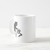 Funny 6 7 Meme Cat Knocking Off 67 Kaffeetasse (Vorderseite Links)