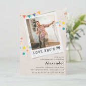 Funny 70. Geburtstag Einladungen Männer Spaß Foto (Stehend Vorderseite)