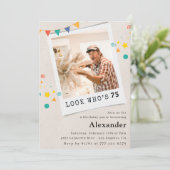 Funny 75. Geburtstag Einladungen Männer Spaß Foto (Stehend Vorderseite)