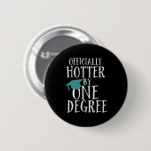 Funny Abschluss Offiziell Hotter by One Degree Button (Vorne & Hinten)