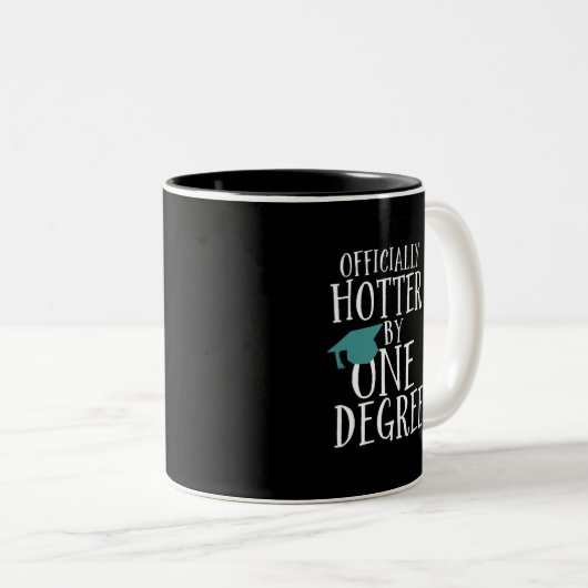 Funny Abschluss Offiziell Hotter by One Degree Zweifarbige Tasse (VorderseiteRechts)