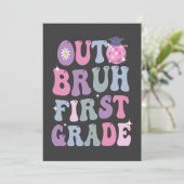 Funny Abschluss Out Bruh First Grade Groovy Gesche Einladung (Stehend Vorderseite)