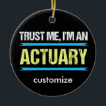 Funny Actuary Custom Christmas Keramik Ornament<br><div class="desc">Vertraue mir,  ich bin ein Actuary,  geschrieben in weiß und gelb,  mit lustig blauen Rahmen oben und unten. Ein lustiges Geschenk für einen Mathematiker,  der sein Leben damit verbringt,  finanzielle Konsequenzen und Risiken zu analysieren.</div>